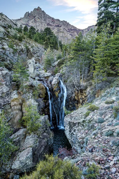 Wasserfall auf gr20 Trail bei paglia orba auf Korsika — Stockfoto