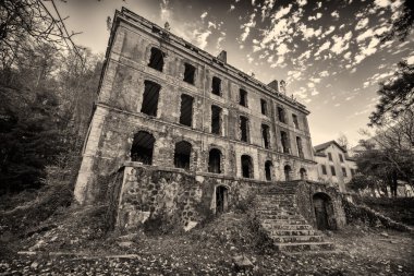 Terk edilmiş hotel Corsica'deki / daki Vizzavona adlı B&W görüntü