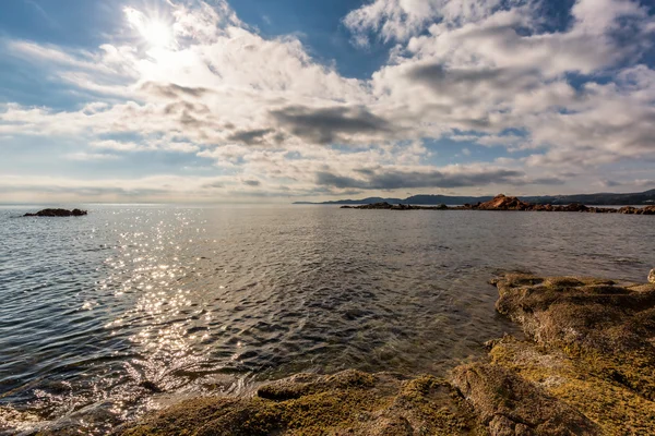 Kayalar ve kıyı şeridi Corsica'deki / daki Palombaggia plajda — Stok fotoğraf