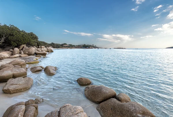 Stenblock i ett turkost hav på Santa Giulia beach på Korsika — Stockfoto