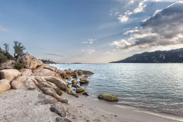 Keien in een turquoise zee bij Santa Giulia strand in Corsica — Stockfoto