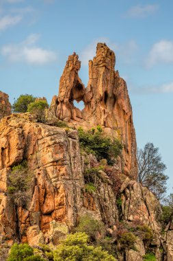 Kalp şeklinde delik Corsica'deki / daki Calanches rock