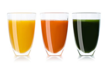 Yeşil sarı portakal suyu üzerinde beyaz izole