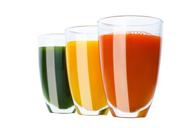 Yeşil sarı portakal suyu üzerinde beyaz izole