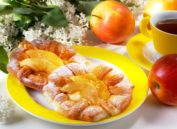 Brötchen mit Äpfeln — Stockfoto