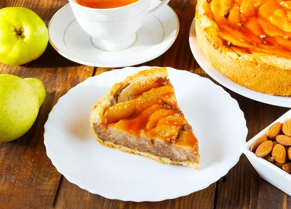 Tarta con peras en un plato blanco — Foto de Stock