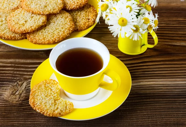 Cookies with sesame on a yellow plate — Stock Photo, Image