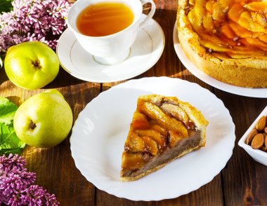 Beyaz tabakta armutlu turta.