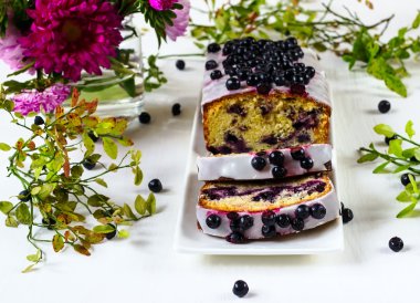 bilberry üzerinde beyaz bir arka plan ile pasta