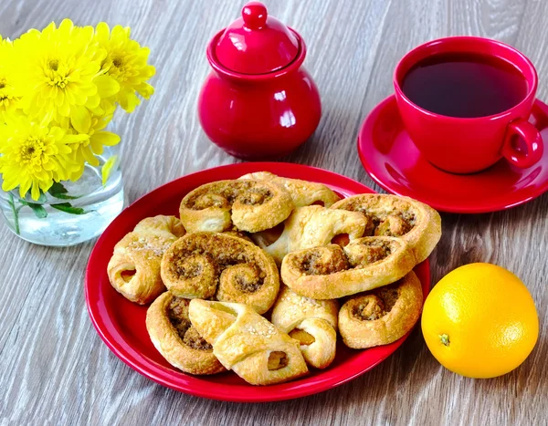 Biscotti su un piatto rosso — Foto Stock