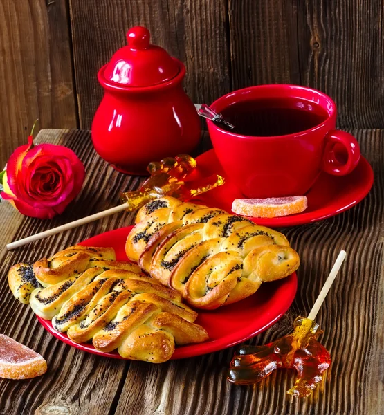 Rotoli di wattled con papavero su un piatto rosso — Foto Stock
