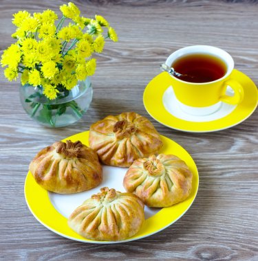 Sarı bir plaka üzerinde hamur işleri
