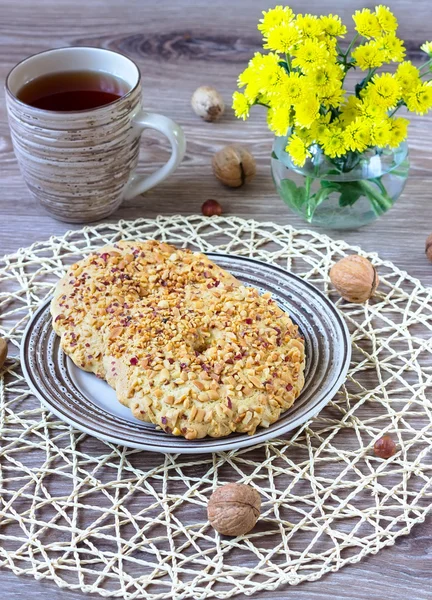 Biscotti di noce su un piatto a strisce su un tovagliolo wattled — Foto Stock