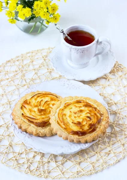 Kekse mit Quark auf weißem Teller — Stockfoto