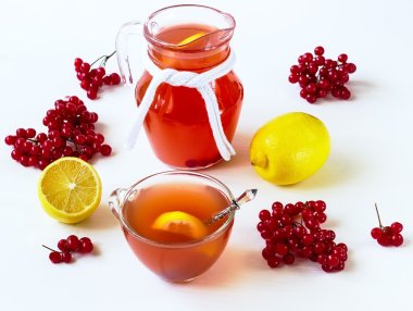 İçecek bir guelder gül ve limon ile 