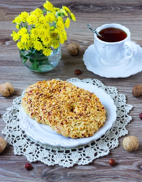 Biscotti di noce su una piastra a strisce — Foto Stock