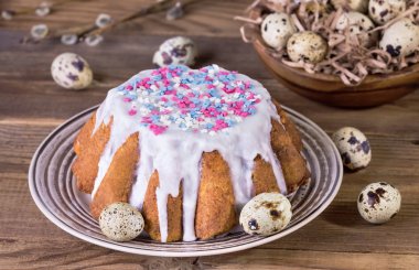 Beyaz sır ile Paskalya kek