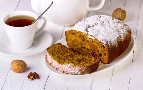 Cake with nuts — Stock Photo, Image