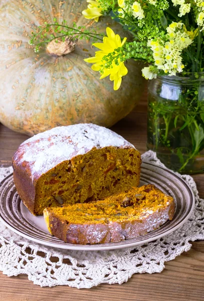 Torta con zucca, noci e uva passa — Foto Stock