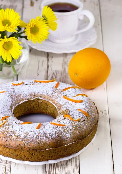 Kue dengan jeruk di piring putih — Stok Foto