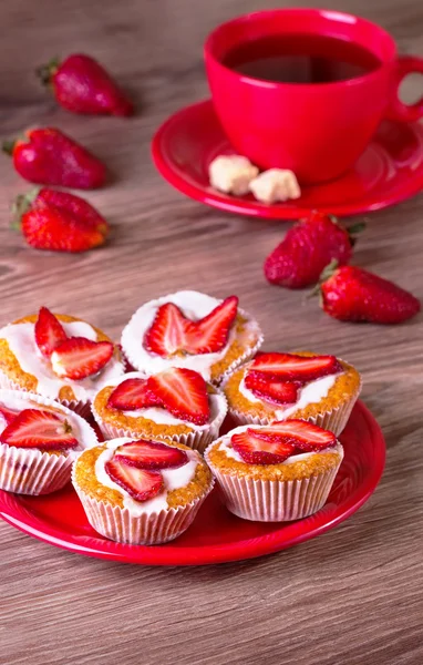Cakes with strawberry — Stock Photo, Image