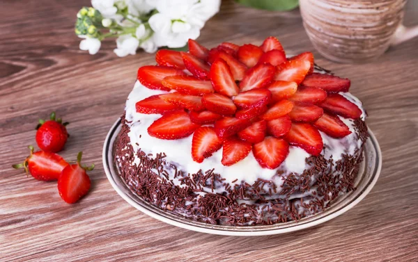 Pastel de chocolate con fresa Imágenes de stock libres de derechos