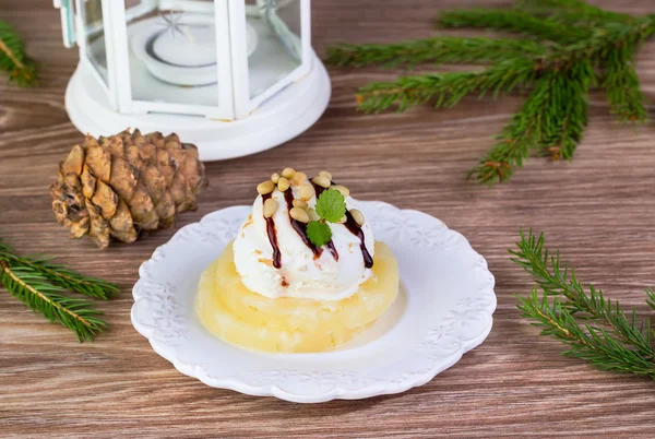 Ice cream with pine nuts — Stock Photo, Image