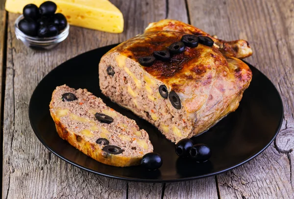 Pollo relleno con queso y aceitunas — Foto de Stock