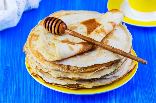 Panquecas com mel em uma chapa amarela — Fotografia de Stock