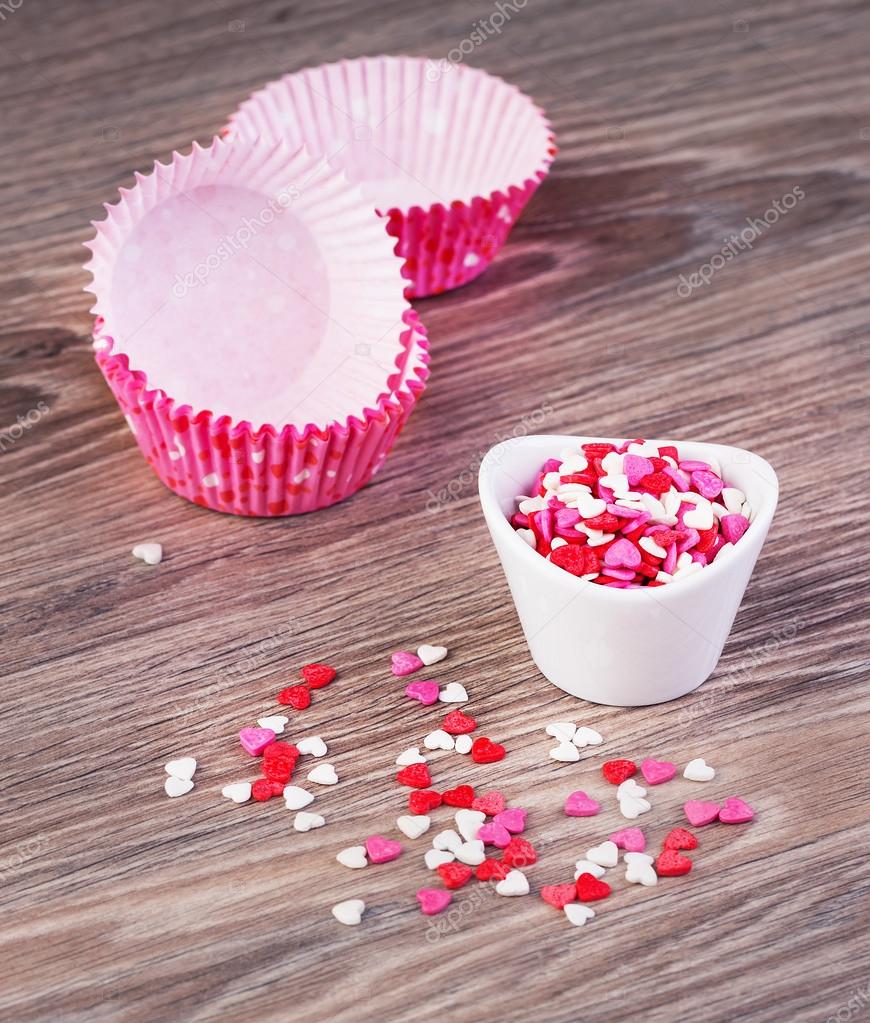 Confectionery hearts and baking dishes — Stock Photo © Chanterelle