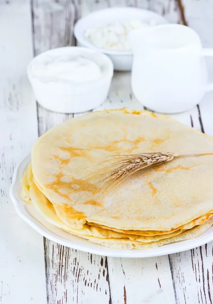 Pancakes su uno sfondo di legno — Foto Stock