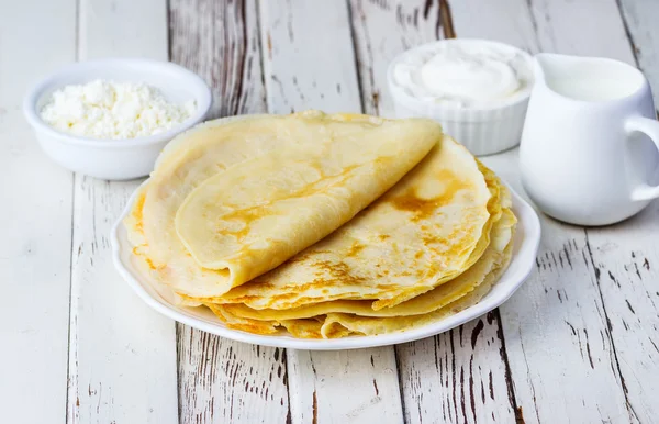 Pancakes su uno sfondo di legno — Foto Stock