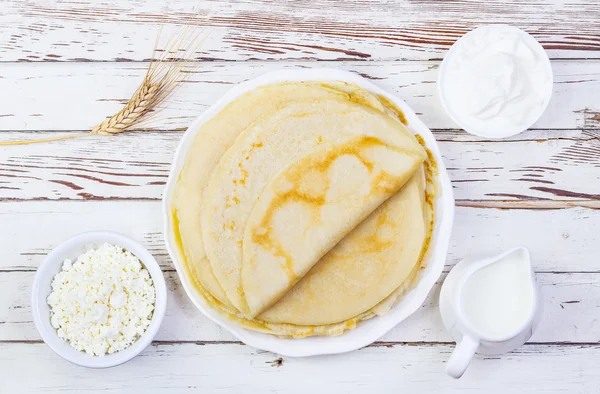 Pancakes su uno sfondo di legno — Foto Stock