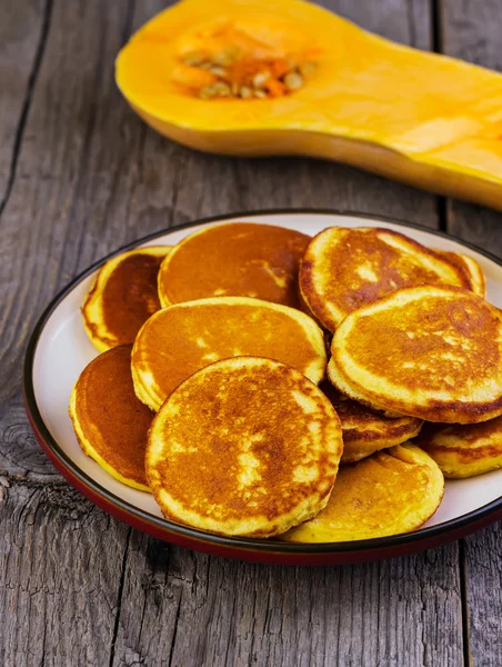 Tortitas con calabaza en un plato —  Fotos de Stock