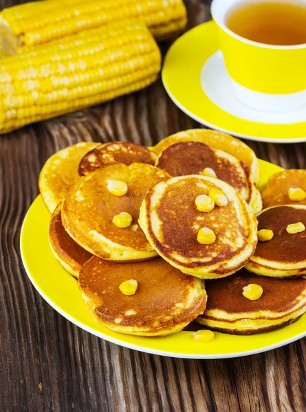 Pfannkuchen mit Mais auf einem gelben Teller — Stockfoto