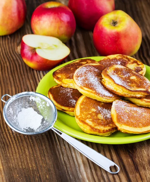 Tortitas con manzanas en un plato verde —  Fotos de Stock