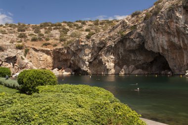 Vouliagmeni, termal radonic maden suyu göl kenarında Atina, Yunanistan Foto