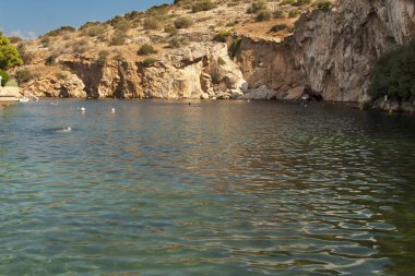 Vouliagmeni, termal radonic maden suyu göl kenarında Atina, Yunanistan Foto