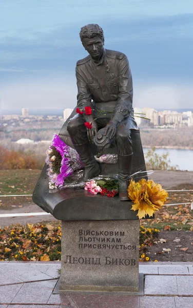 Monument of Leonid Bykov. He was a Soviet-Ukrainian actor, film director,KIEV, KYIV, UKRAINE and script writer — Stock Photo, Image