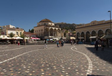 Monastiraki kare fotoğrafta Atina, Yunanistan. Atina'nın eski şehir ve bir ana alışveriş bölgesinin bit pazarı mahallede.