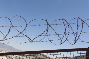 Dikenli tel çit ile güvenlik. Koruma konsept tasarımı. 