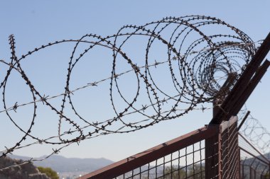 Dikenli tel çit ile güvenlik. Koruma konsept tasarımı. 