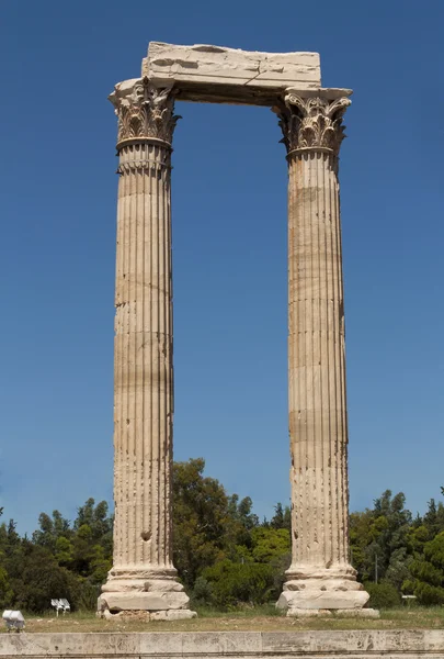 Храм Зевса в Афинах возле Акрополя — стоковое фото