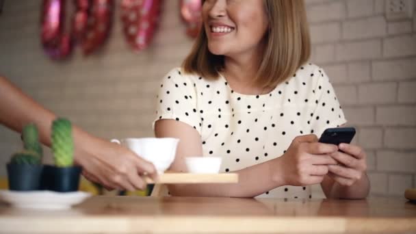 Kvinna med tablett dator pekskärm i café — Stockvideo