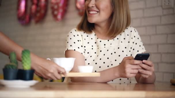 Mujer que utiliza la pantalla táctil de la tableta en la cafetería — Vídeo de stock