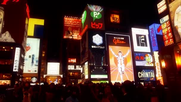 Přechod Shibuya, křížení je jedním z nejslavnějším příkladem tahanice přechod pro chodce. — Stock video