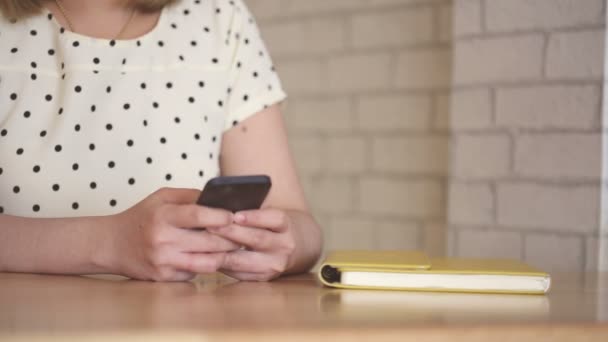 Frau bedient Smartphone-Touchscreen im Café — Stockvideo