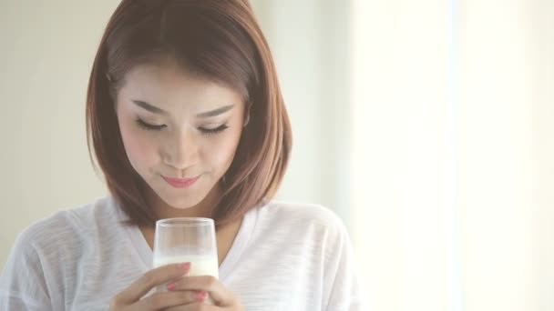 Menina encantadora beber leite fresco e sorrindo — Vídeo de Stock