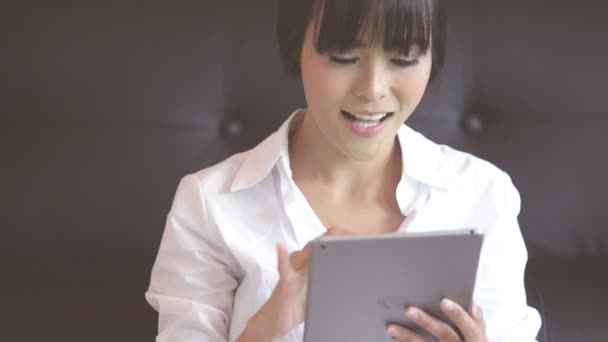 Happy pretty woman using laptop sitting on cosy sofa — Stock Video