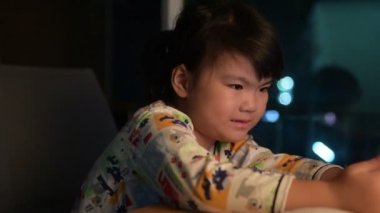 Sevimli kız bir cep telefonu kullanarak.